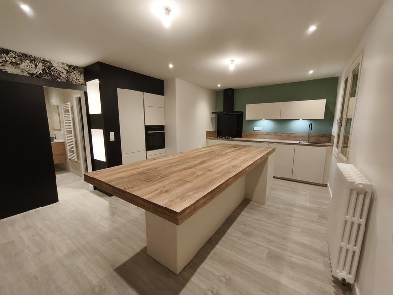 Création et pose de cuisine sur-mesure contemporaine, traditionnelle ou épurée.